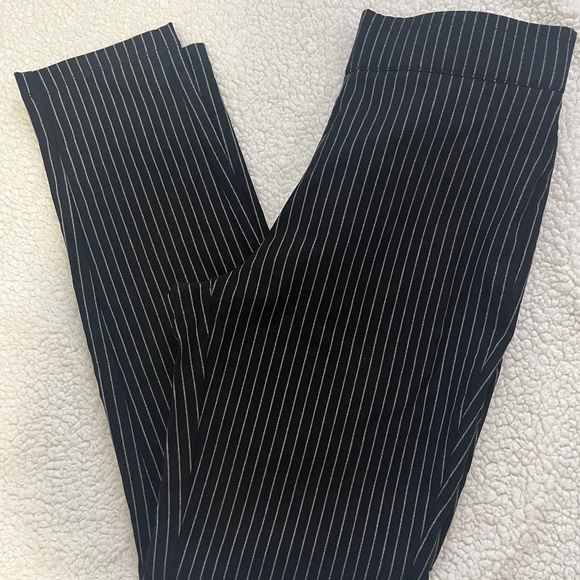 NEW with Tags ~ Women's Dress pants ~ Size 6 ~ Cropped/Stretch Fabric - Picture 2 of 6